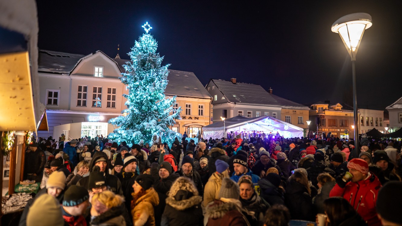 I. ADVENTNÍ NEDĚLE SPOLU S ROZSVÍCENÍM STROMU 