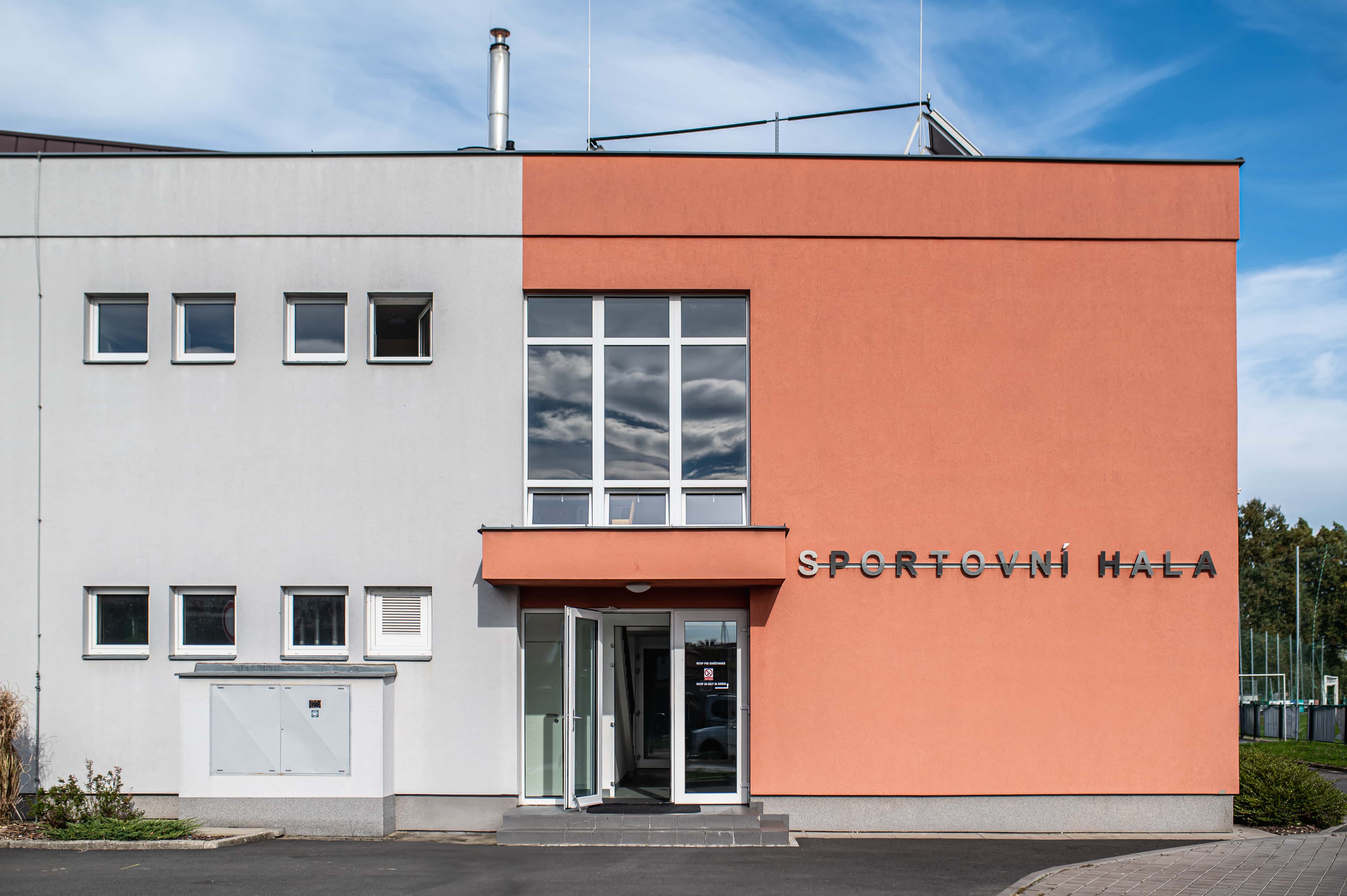 Uzavření sportovní haly v pondělí 21. září 2026
